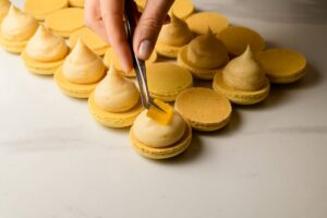 Macaron basque : savourez chaque bouchée d'une tradition pâtissière unique